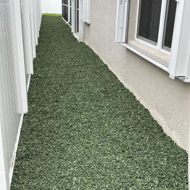 Side yard with rubber mulch