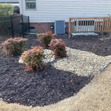 Side garden with brown rubber mulch