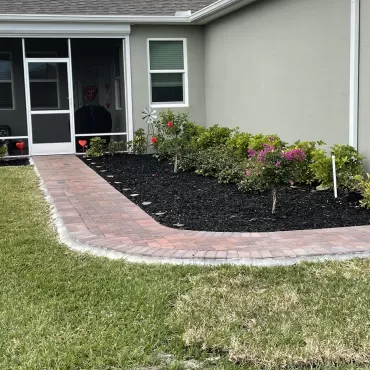 Flower bed with black rubber mulch