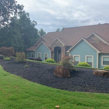 Black Rubber Mulch Bed Buffer Zone