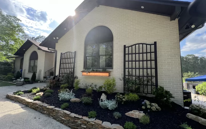 Black Rubber Mulch Foundation Beds