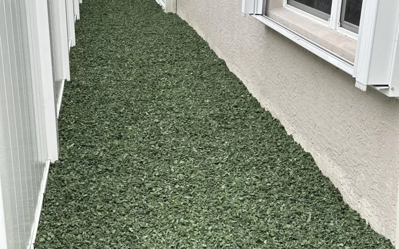 Side yard with rubber mulch