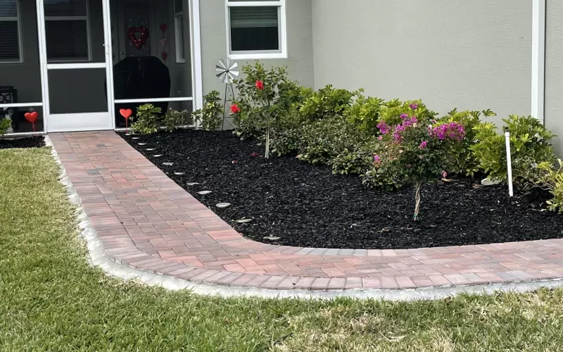 Flower bed with black rubber mulch