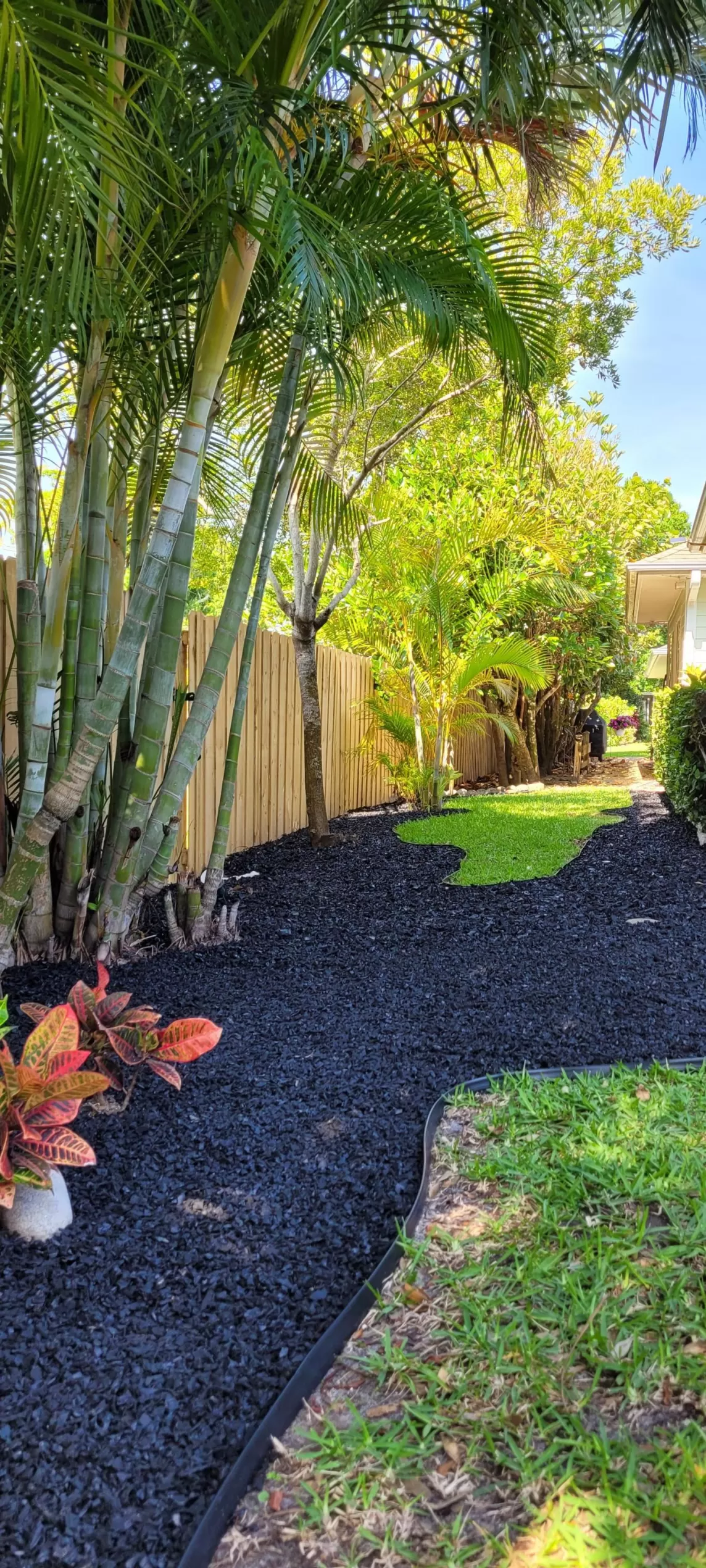 Black Rubber Mulch Fence Edging