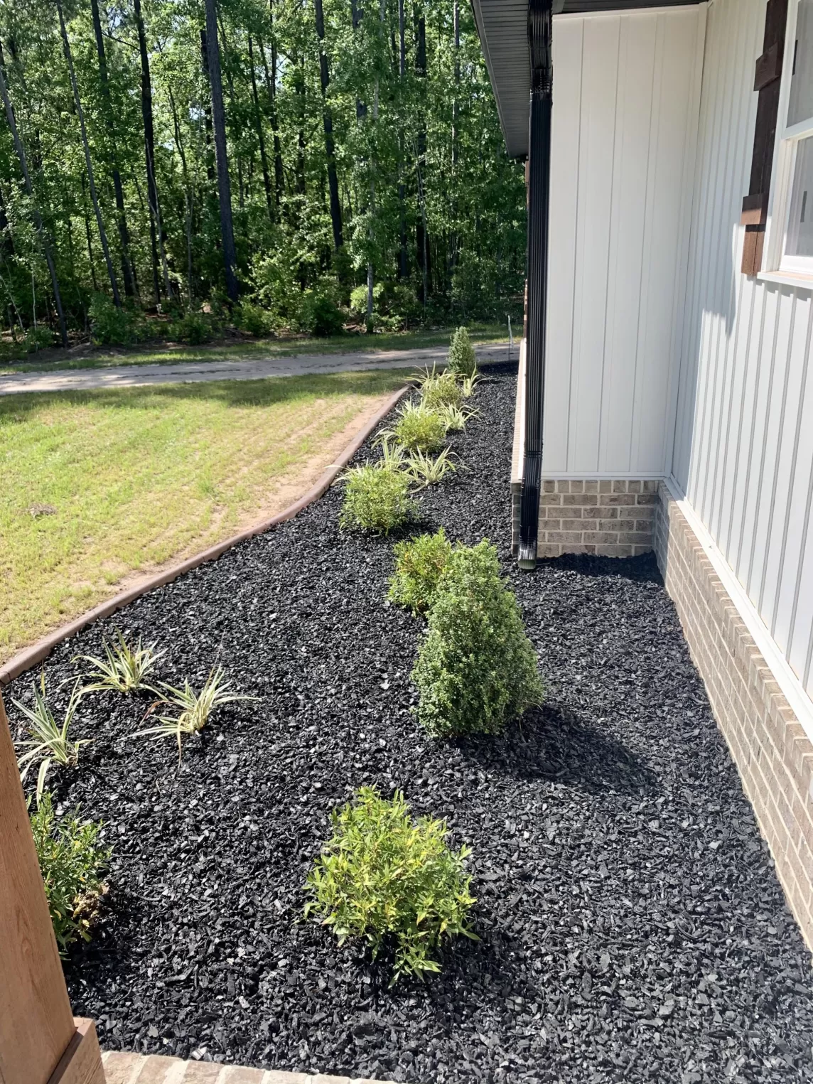 Flower bed with black rubber mulch