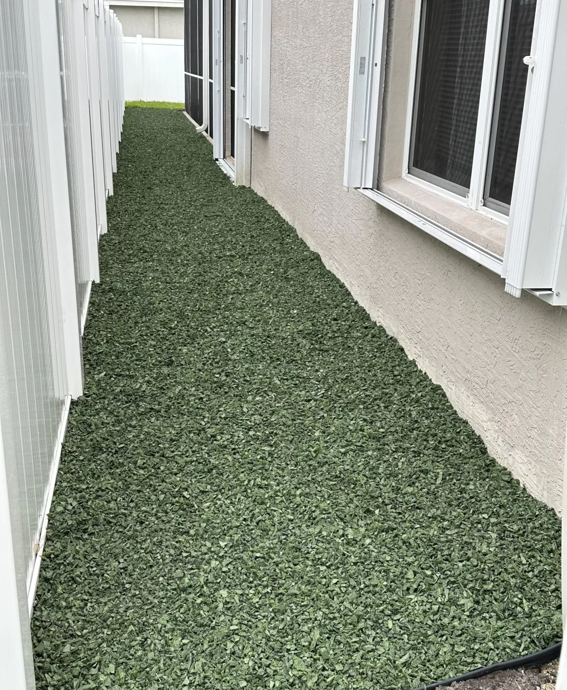 Side yard with rubber mulch