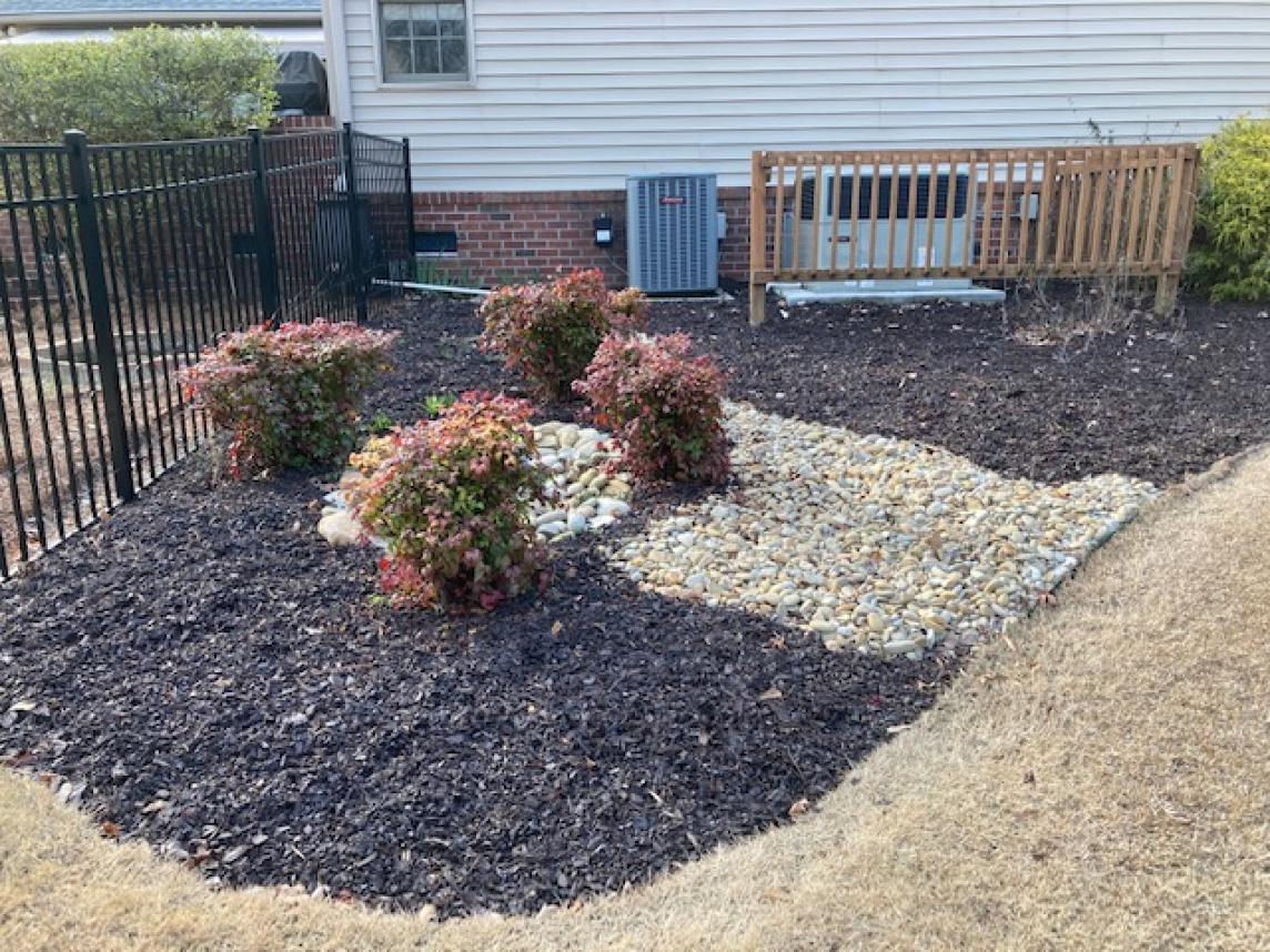 Side garden with brown rubber mulch