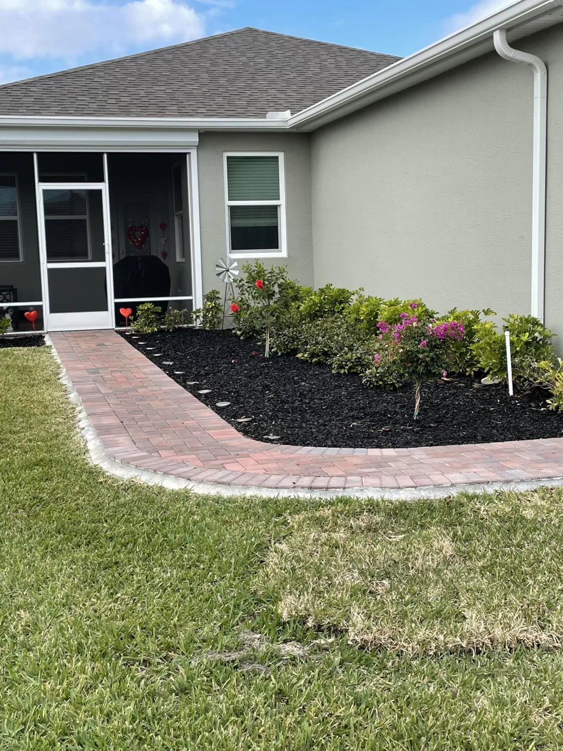 Flower bed with black rubber mulch